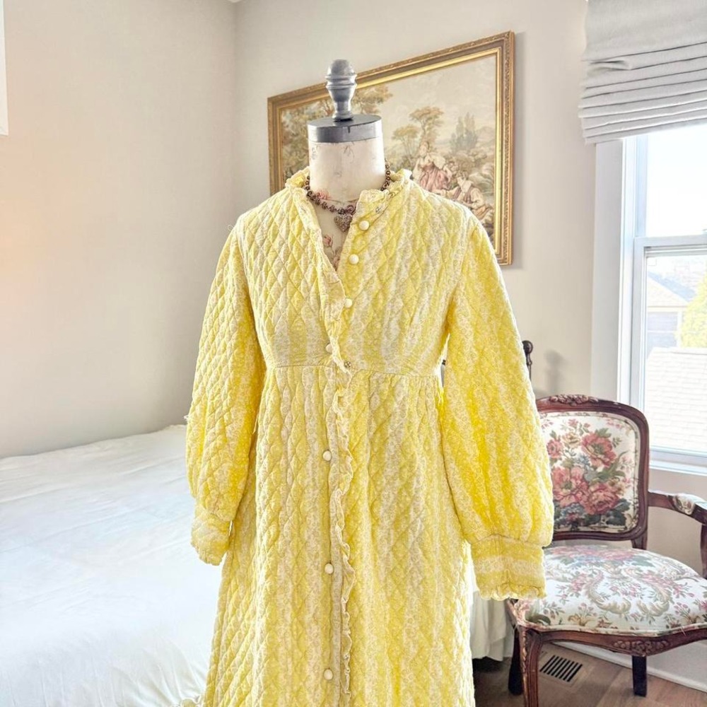 70s‎ yellow quilted house dress Ladybug brand fits like an xs - Picture 3 of 7